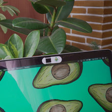 Görseli Galeri görüntüleyiciye yükleyin, beyaz üzerinde spor yapan avokado görseli olan kamera kapatıcısı avokado görselli laptopa takılmış