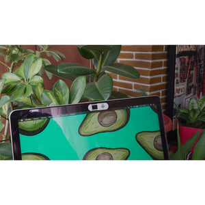 beyaz üzerinde spor yapan avokado görseli olan kamera kapatıcısı avokado görselli laptopa takılmış