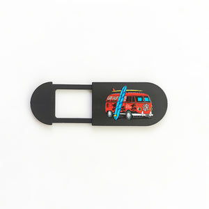 siyah üzerinde kırmızı karavan ve mavi tahtası olan kamera kapatıcısı