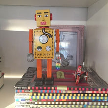 Görseli Galeri görüntüleyiciye yükleyin, robotun yanında renkli gökkuşağı üzerinde love is love yazan kamera kapatıcısı